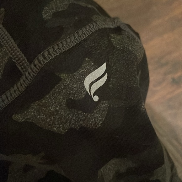 Fabletics camo capris. Barely worn. Size medium with pockets - Picture 5 of 6
